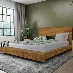Nízka manželská posteľ z drevených trámov, vysoké drevené čelo.