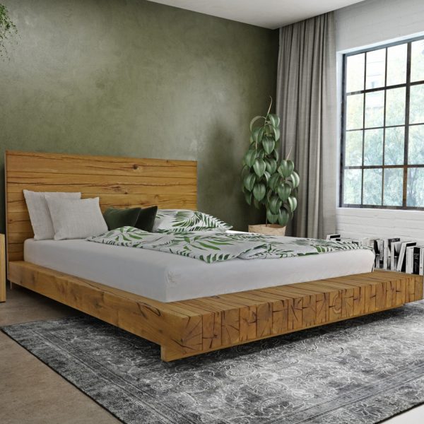 Nízka manželská posteľ z drevených trámov, vysoké drevené čelo.