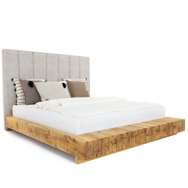 Rustikálna manželská postel s vysokým čelom z vypraskaných trámov dub