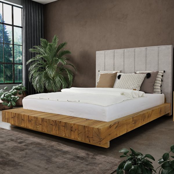 Nízka posteľ z drevených trámov s vysokým čelom