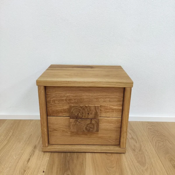 Dubový nočný stolík v tvare kocky