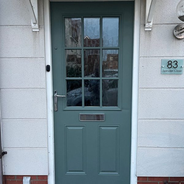 Tmavozelená kriedová farba použitá pri úprave vchodových dverí Frenchic Al Fresco Steaming Green