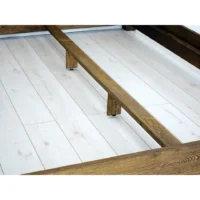 drevena postel s podperou