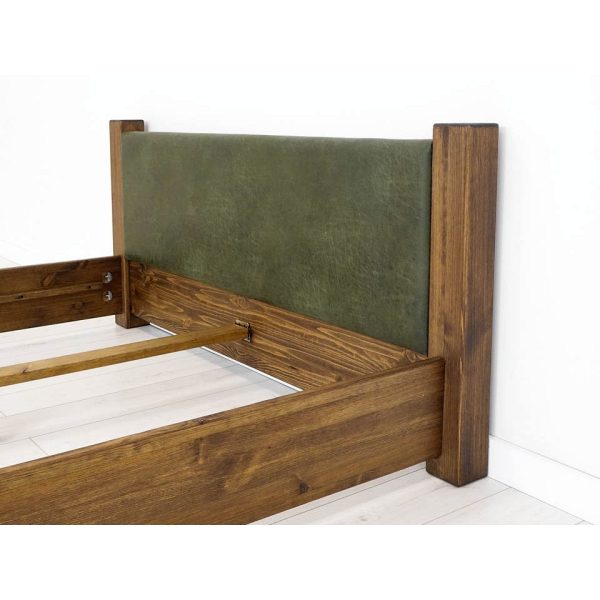 kvalitna drevena postel so zelenym celom