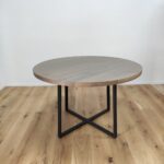 Okrúhly stôl s kovovou podnožou
