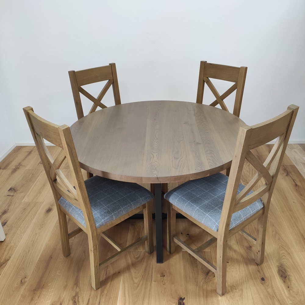Guľatý stôl so stoličkami