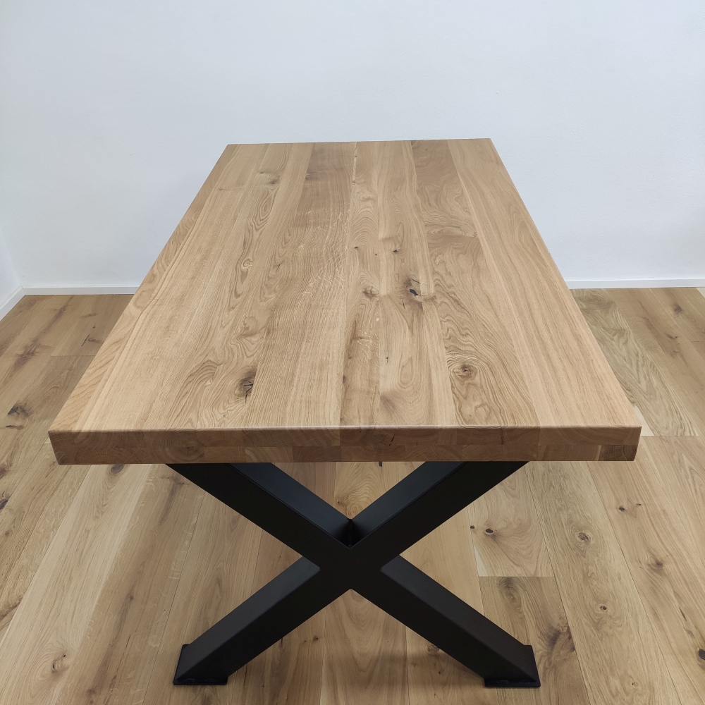 Jedálenský stôl s kovovou podnožou