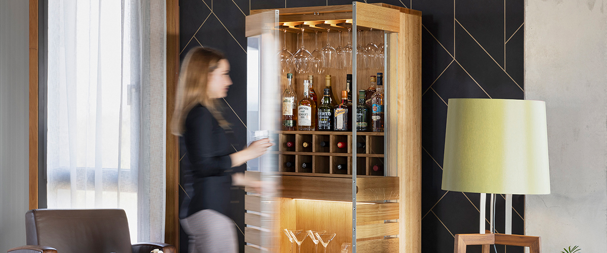 BAROSO vitrína na alkohol z masívneho dreva od značky Sixay