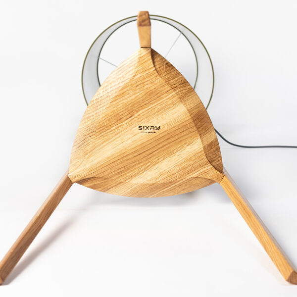 Drevená stojacia lampa