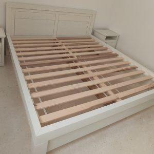 biela manzelska postel z masivu