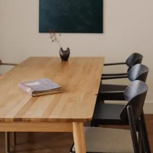 Rozkladací jedálenský stôl v modernom dizajne