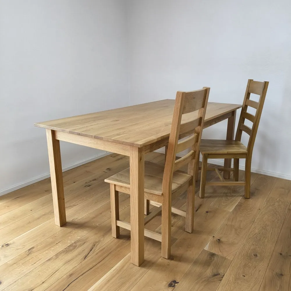 masívny drevený jedalenský stôl